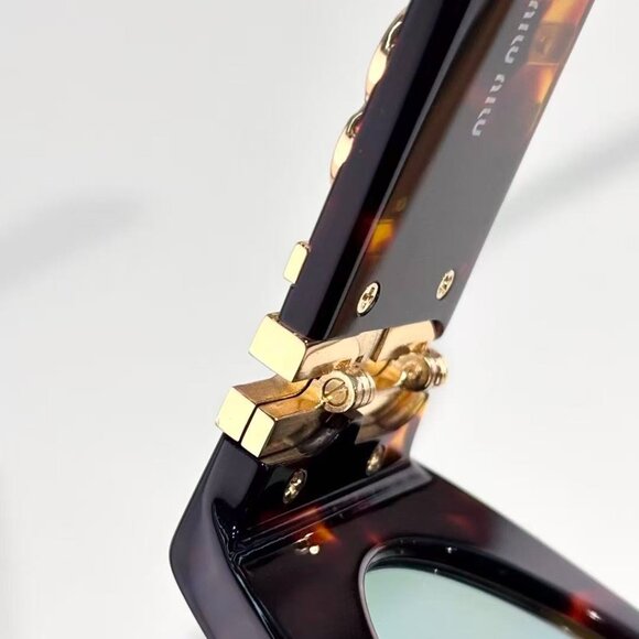 Miu Miu sunglasses with case main image 6